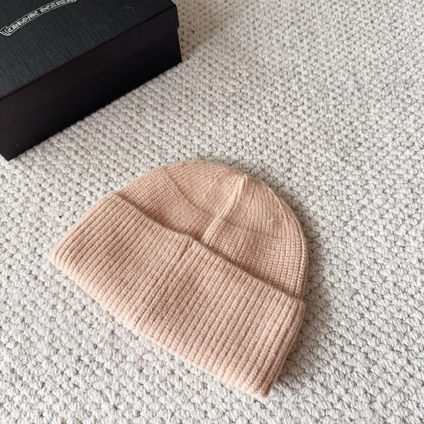 💰60 Crow Heart Autumn and Winter Wool Knitted Beanie This must be a favorite of minimalism. It is clean, neat, fashionable and versatile, and will definitely not be picky about your face shape! A fashionable classic that lasts forever! Fashionable black and white can be purchased together!